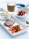 Brunch: Latte, æg, yoghurt med granatæble og chokolademad